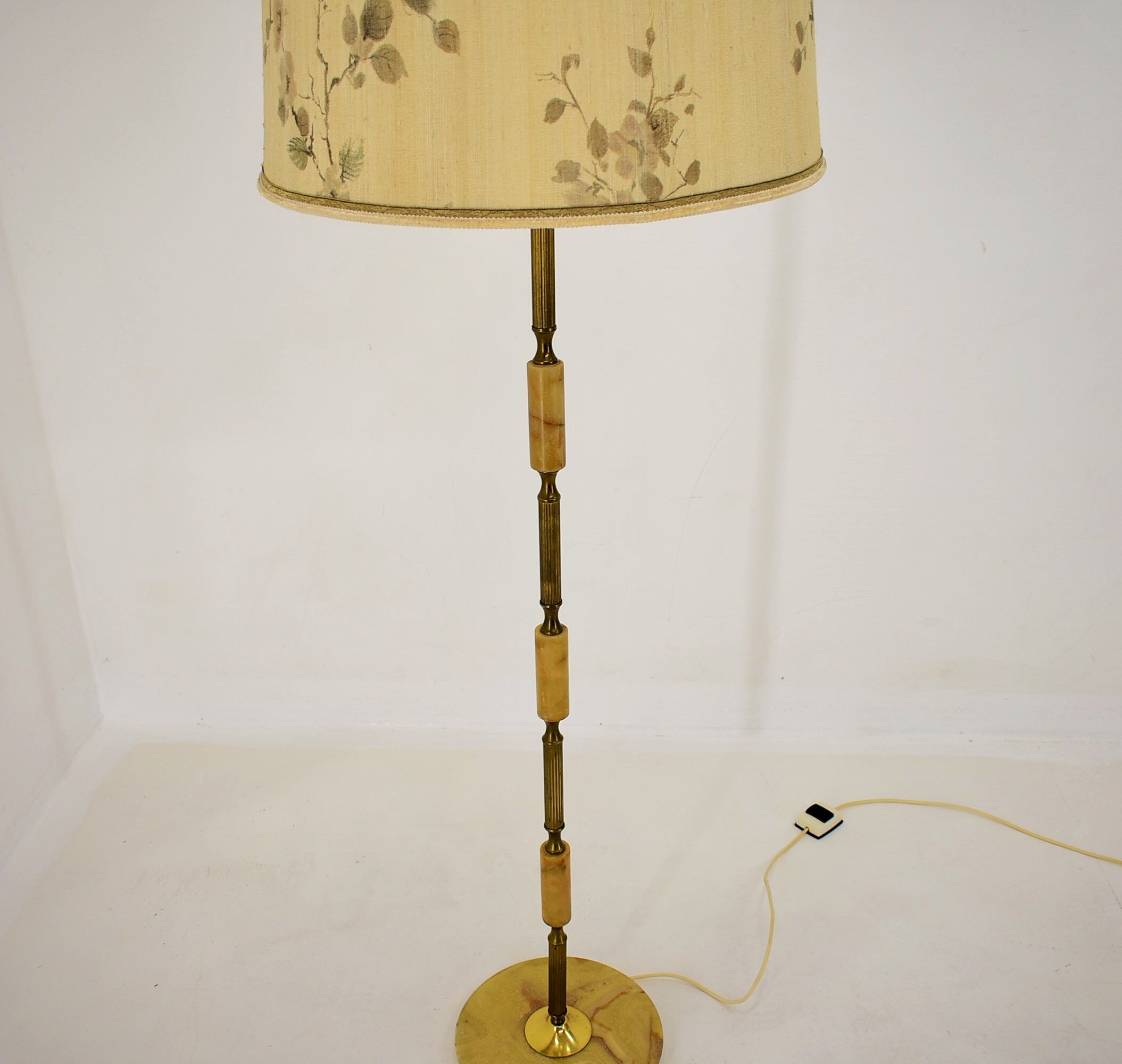 Czechoslovakia mid-century floor lamp in alabaster and brass, 1950s