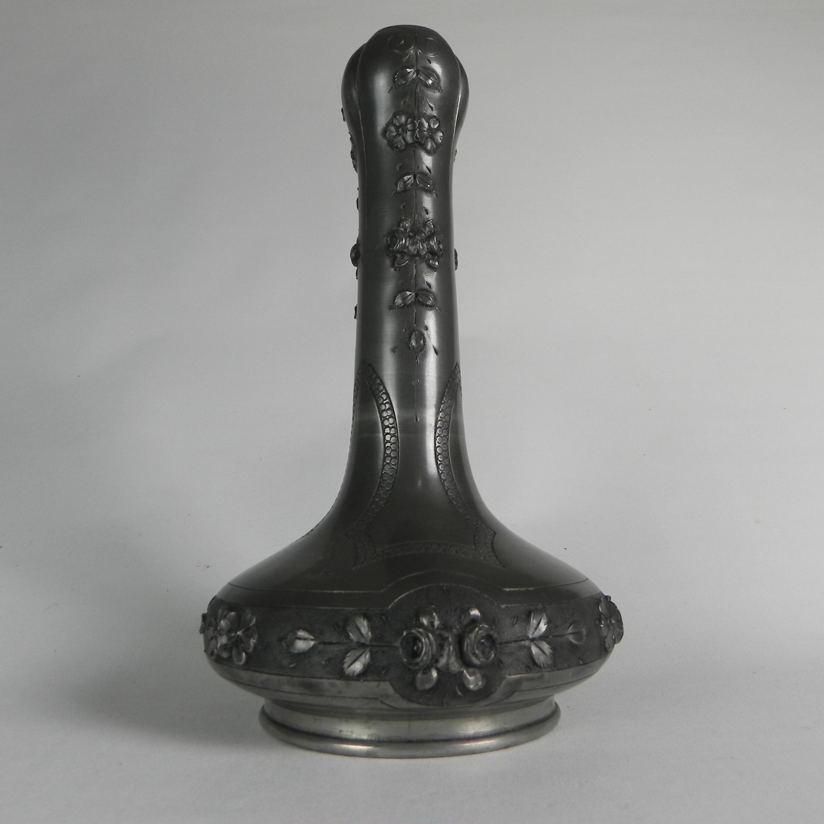 Art Nouveau vase in pewter signed Pechez, early 20th century.