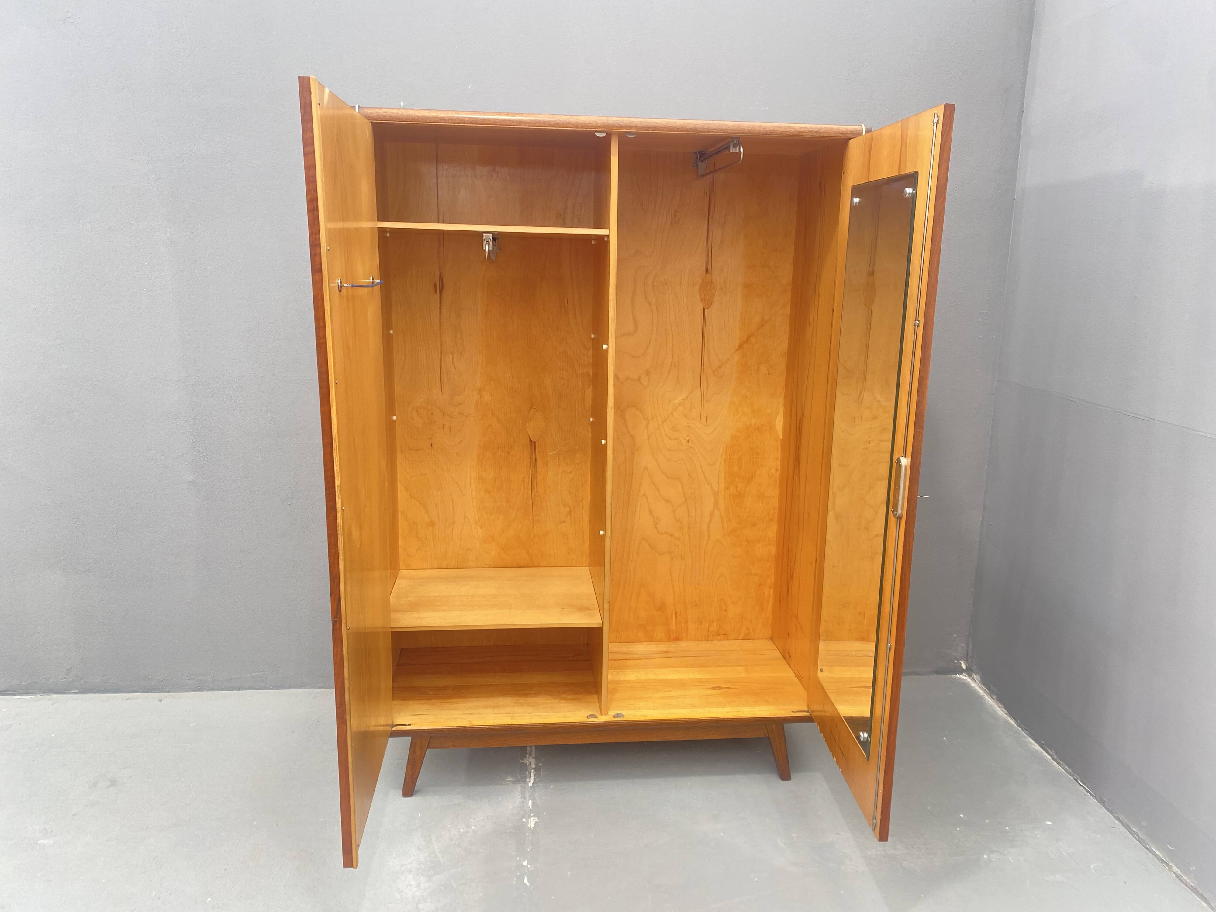 Armoire en noyer de Jitona, années 1970, Tchécoslovaquie