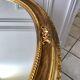 Grand miroir oval en stuc doré vintage