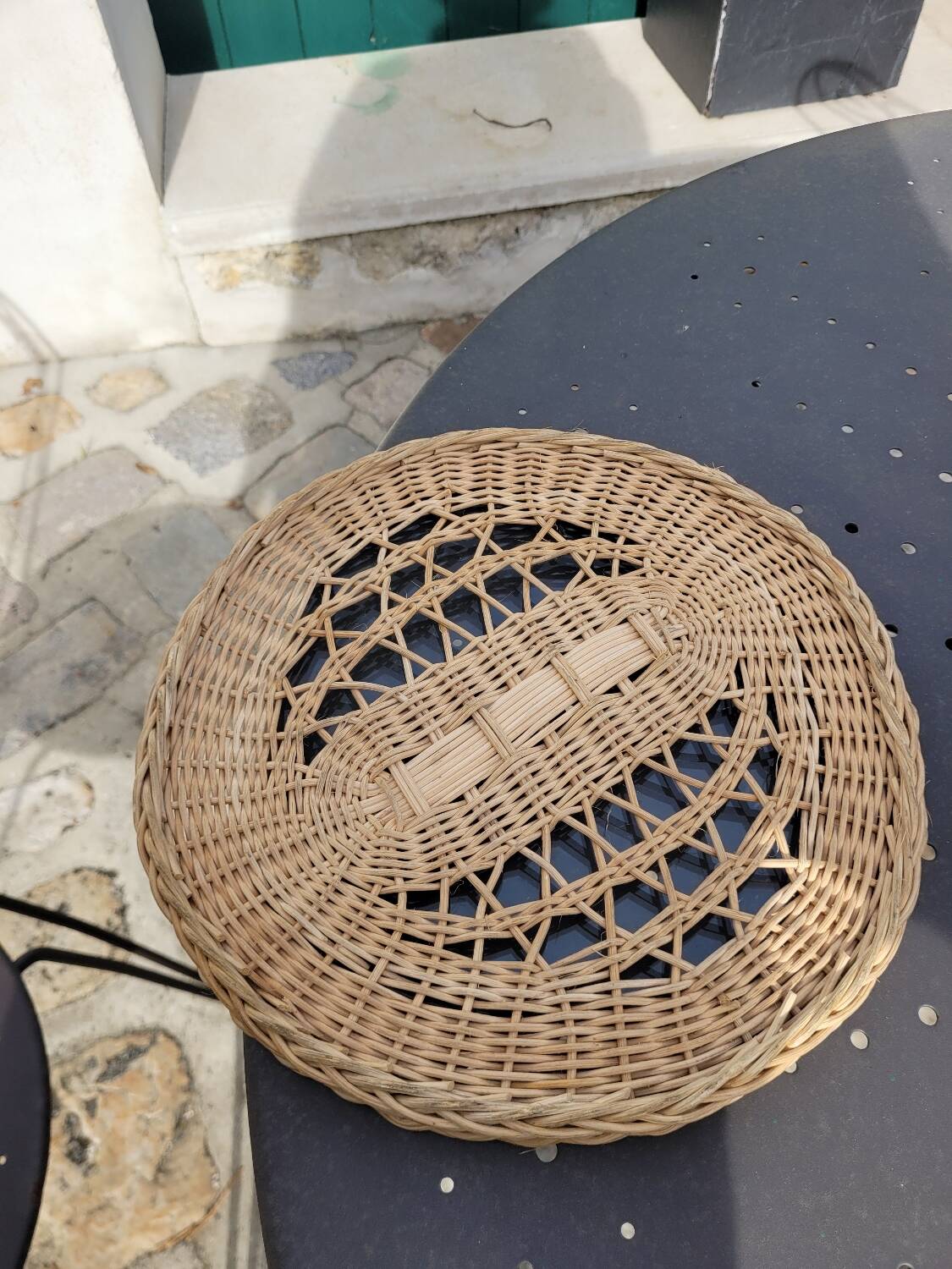 Round tray in woven wicker and glass