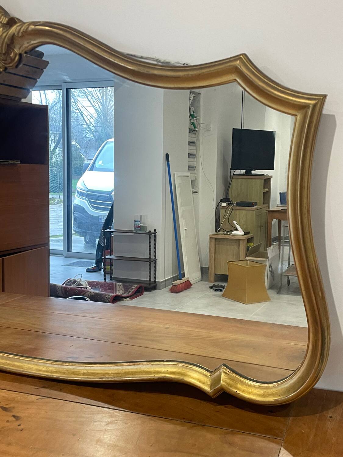 Large vintage mirror with an animated shape and Louis XV baroque style shell