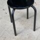Tabouret noir en bois courbé