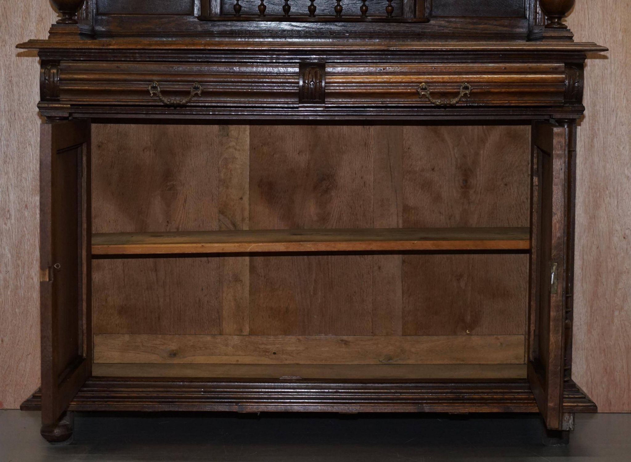 Armoire Néerlandaise Sculptée en Chêne Massif Début XIXe Siècle