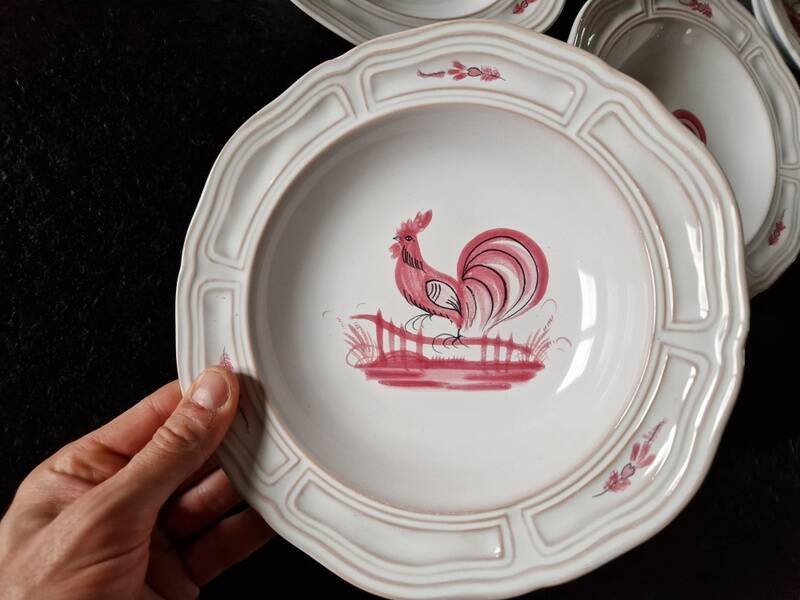 Henriot in Quimper - Set of 5 soup plates - Decorated with a pink rooster