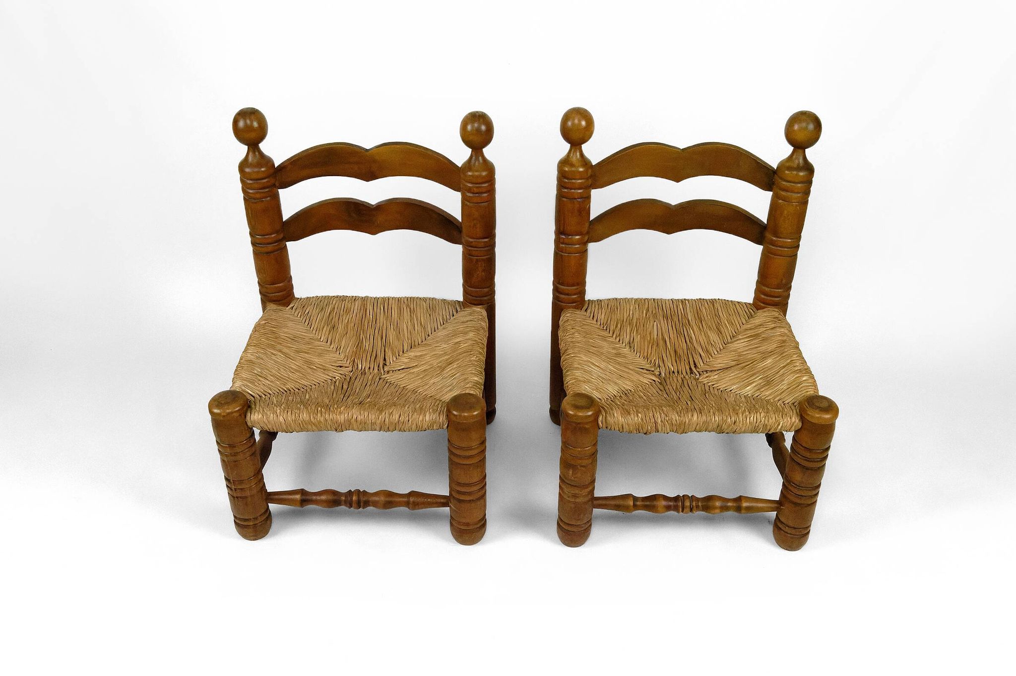Paire de chaises basses paillées