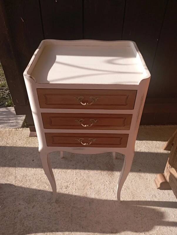 Nightstand with 3 drawers, white patina.