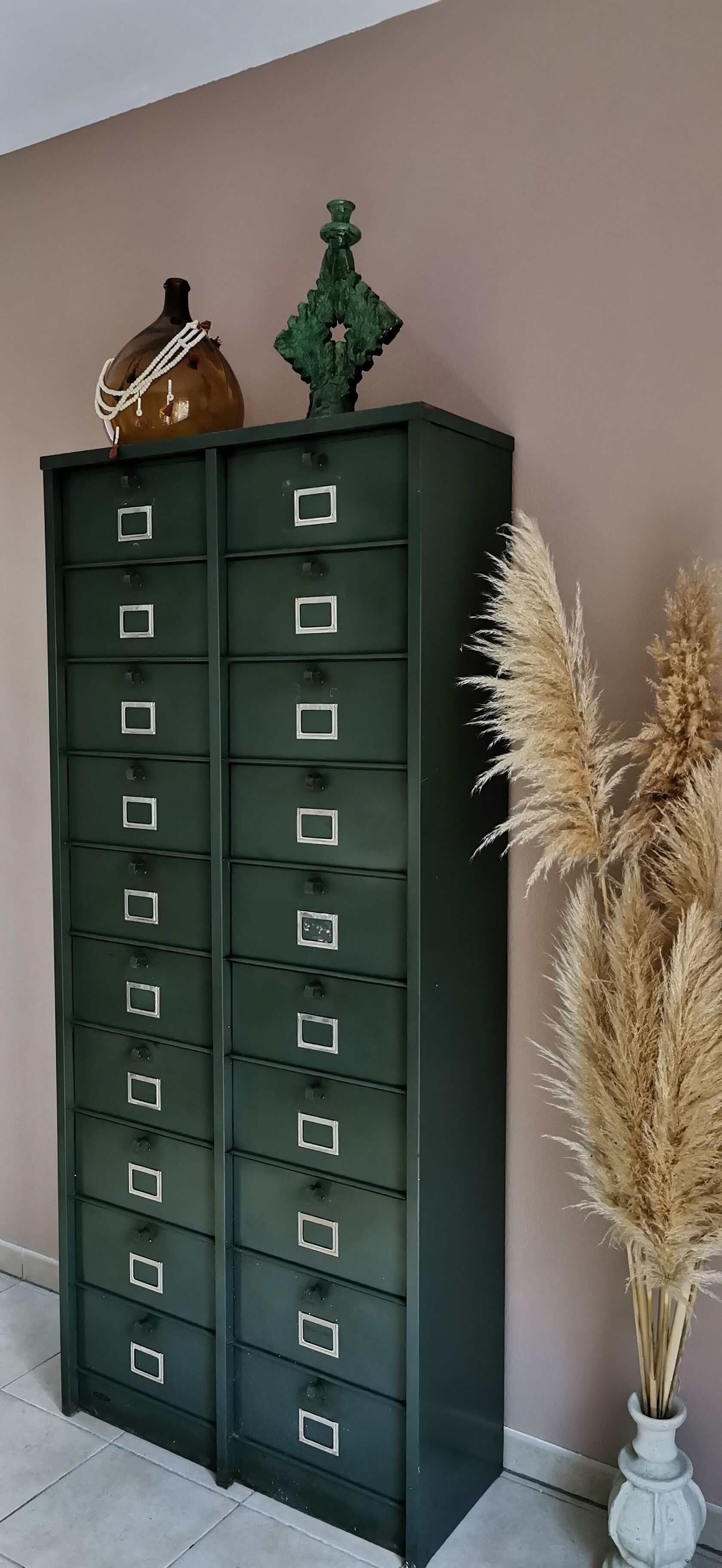 Strafor metal valve cabinet