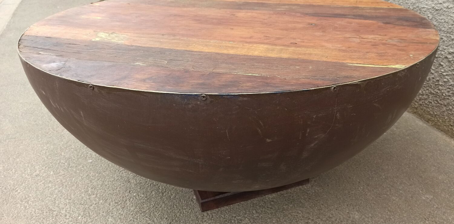 Round coffee table in wood