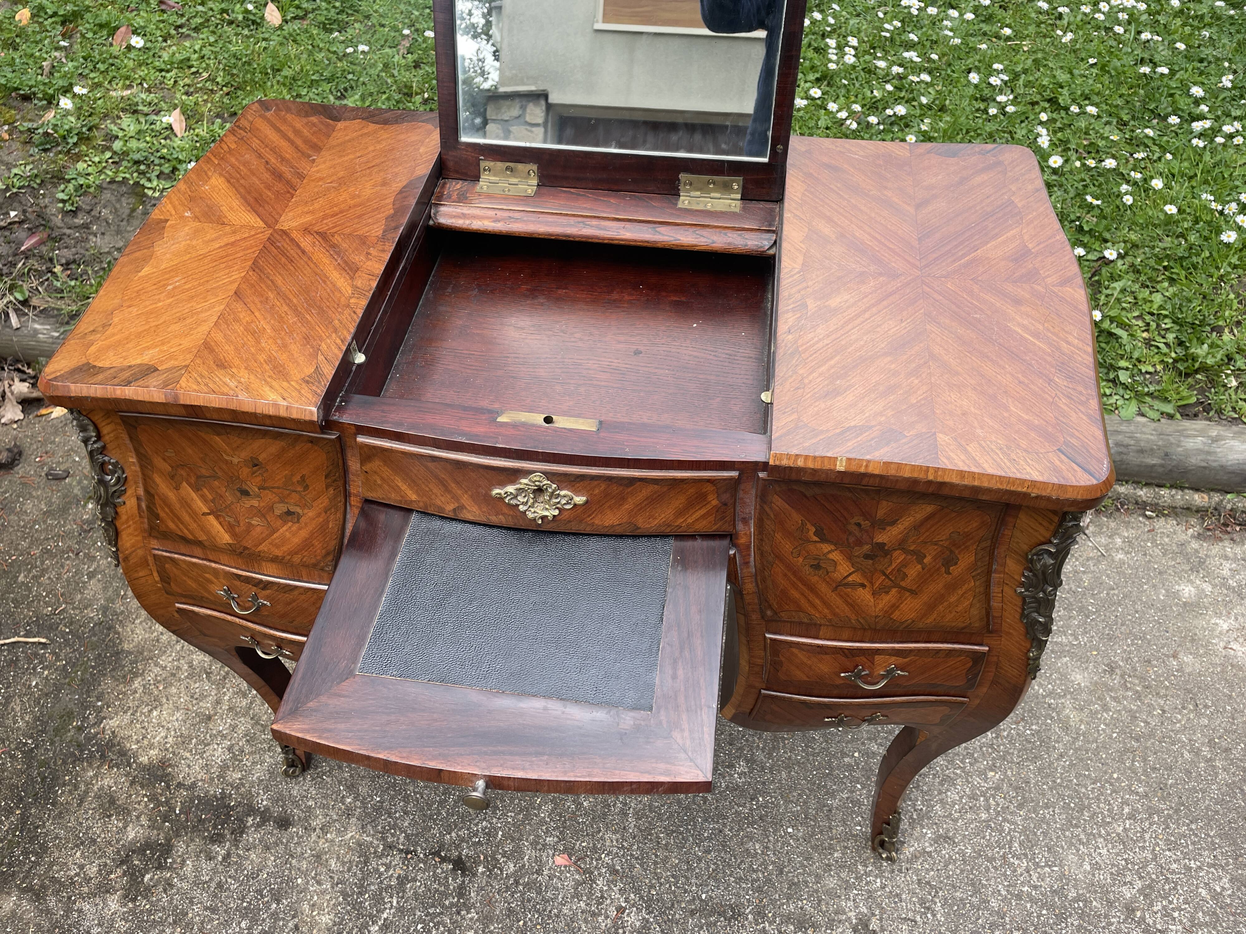 Beautiful marquetry dressing table with floral decoration, all curved (curved) faces in Louis XV style.