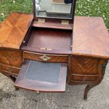Beautiful marquetry dressing table with floral decoration, all curved (curved) faces in Louis XV style.