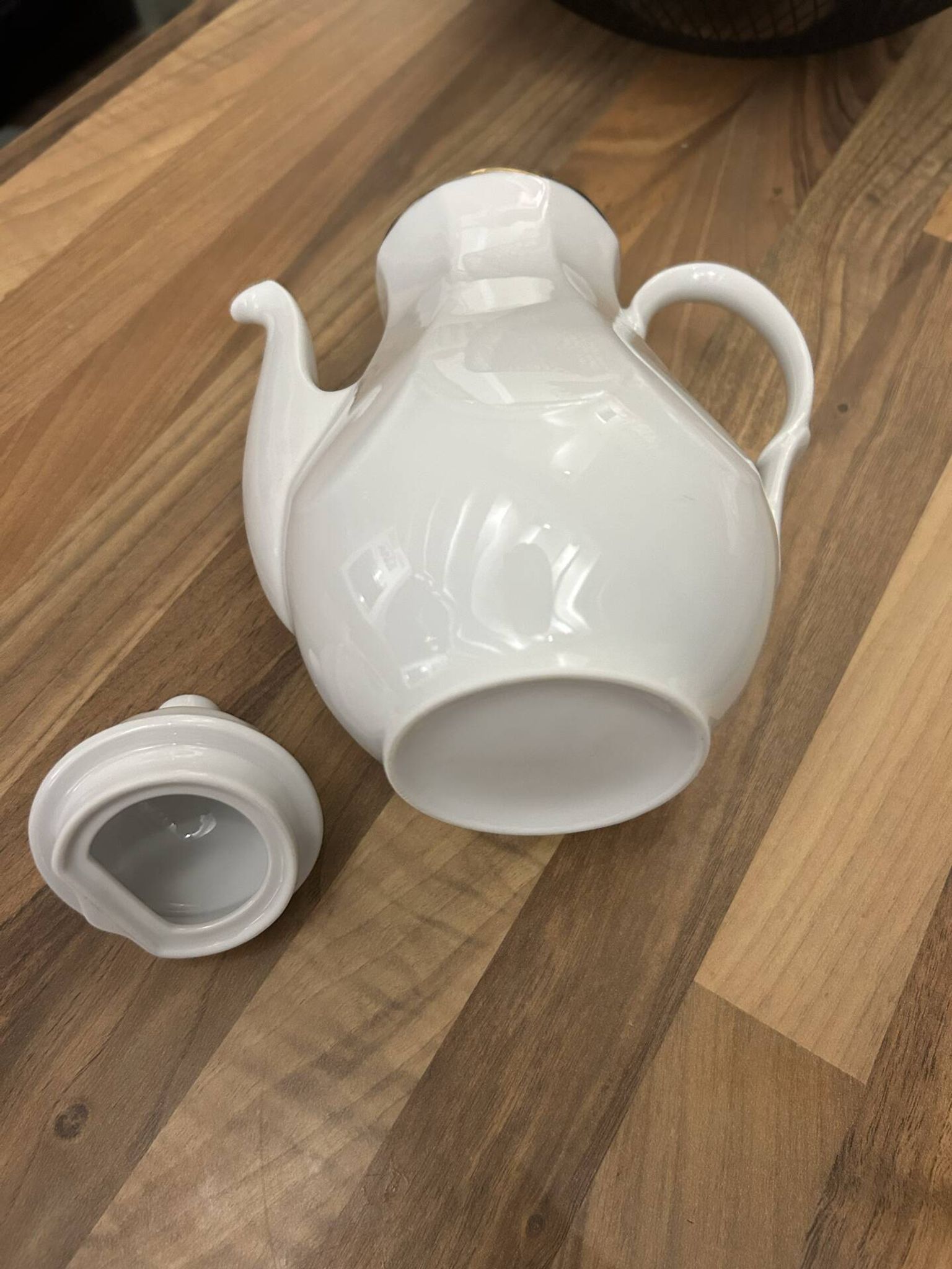 Cafetière vintage en porcelaine blanche et filet doré