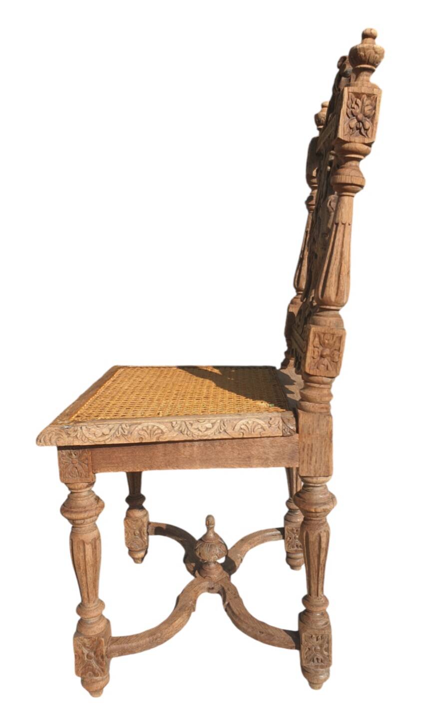 Chaise en chêne naturel sculpté