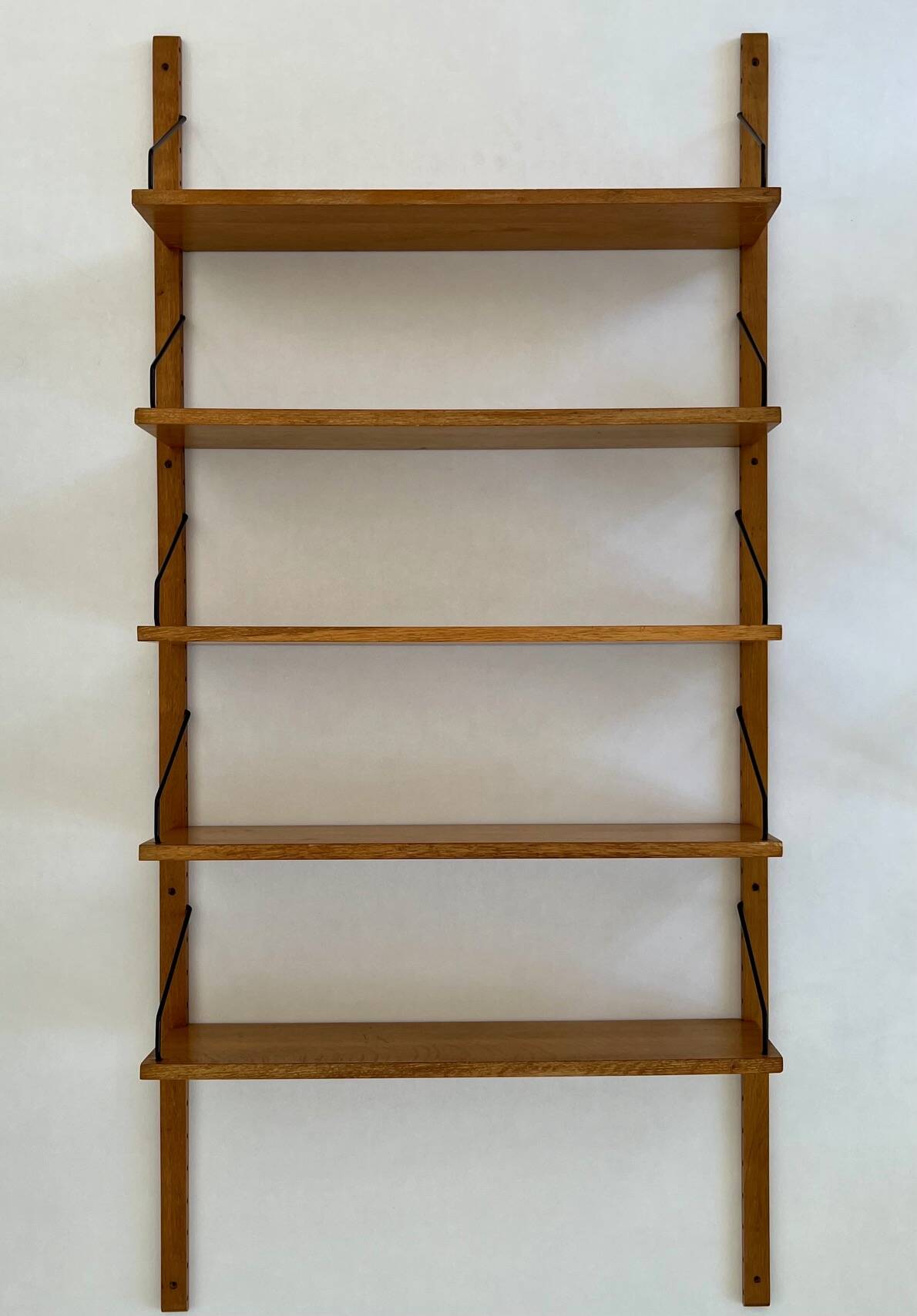 Scandinavian wall-mounted bookcase attributed to Poul Cadovius – 5 wooden shelves