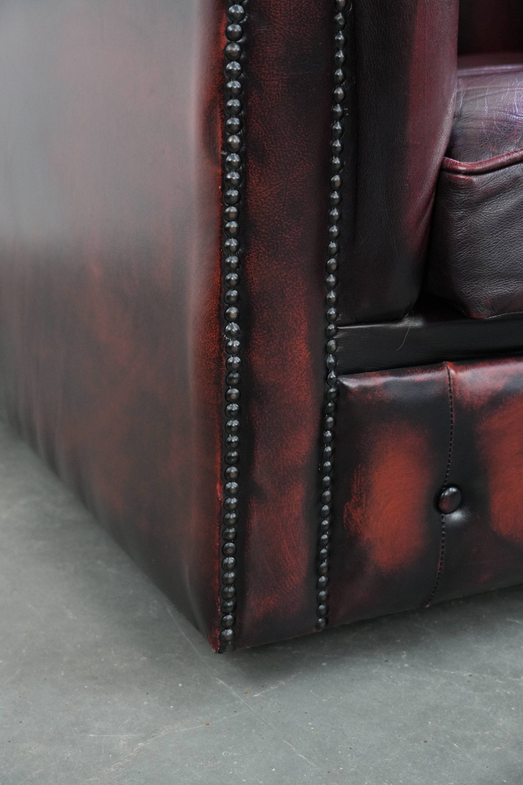 Cowhide leather English chesterfield armchair on wheels