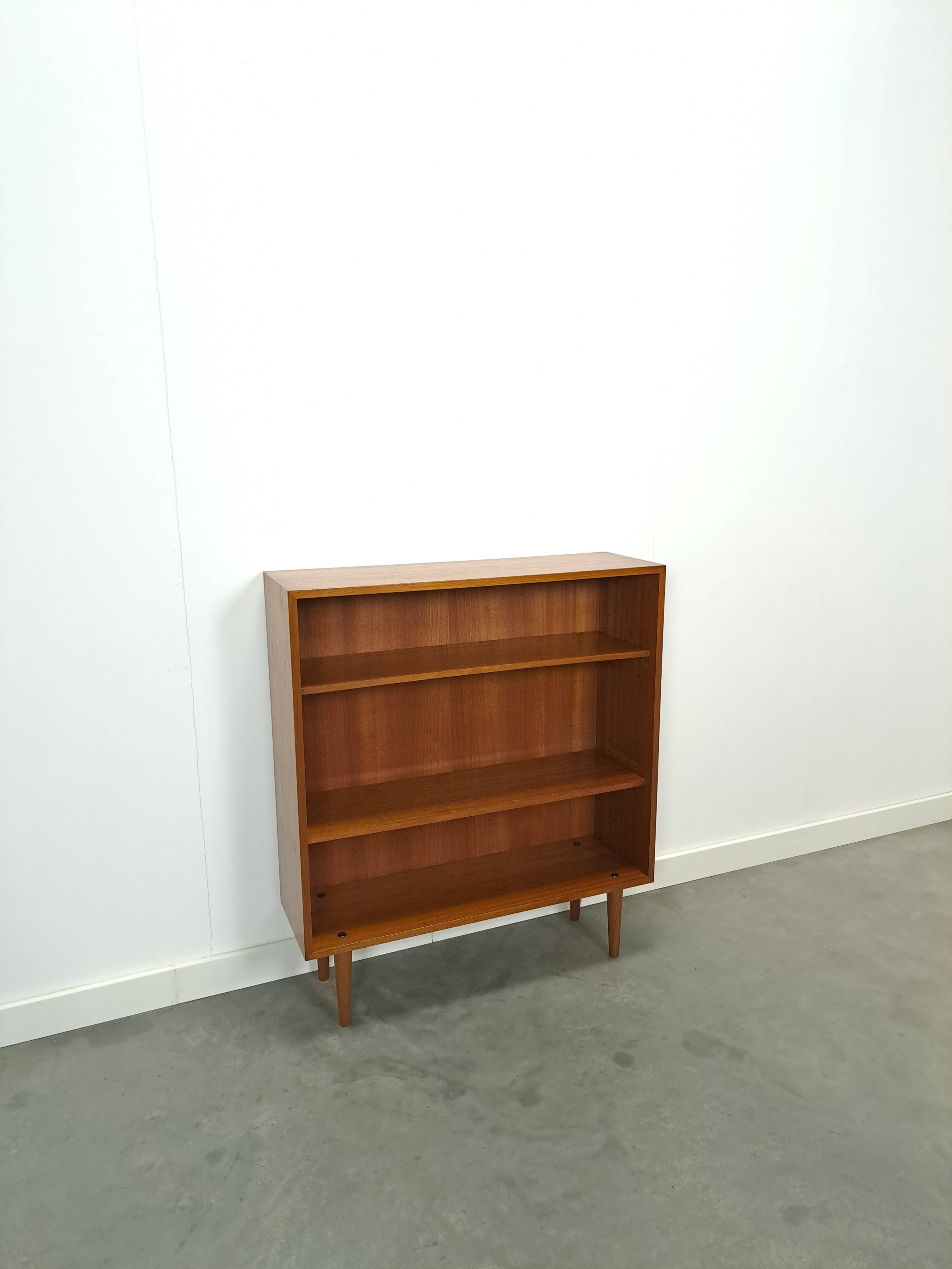 Noten fineer boekenkast LP kast met legplanken nr. 2