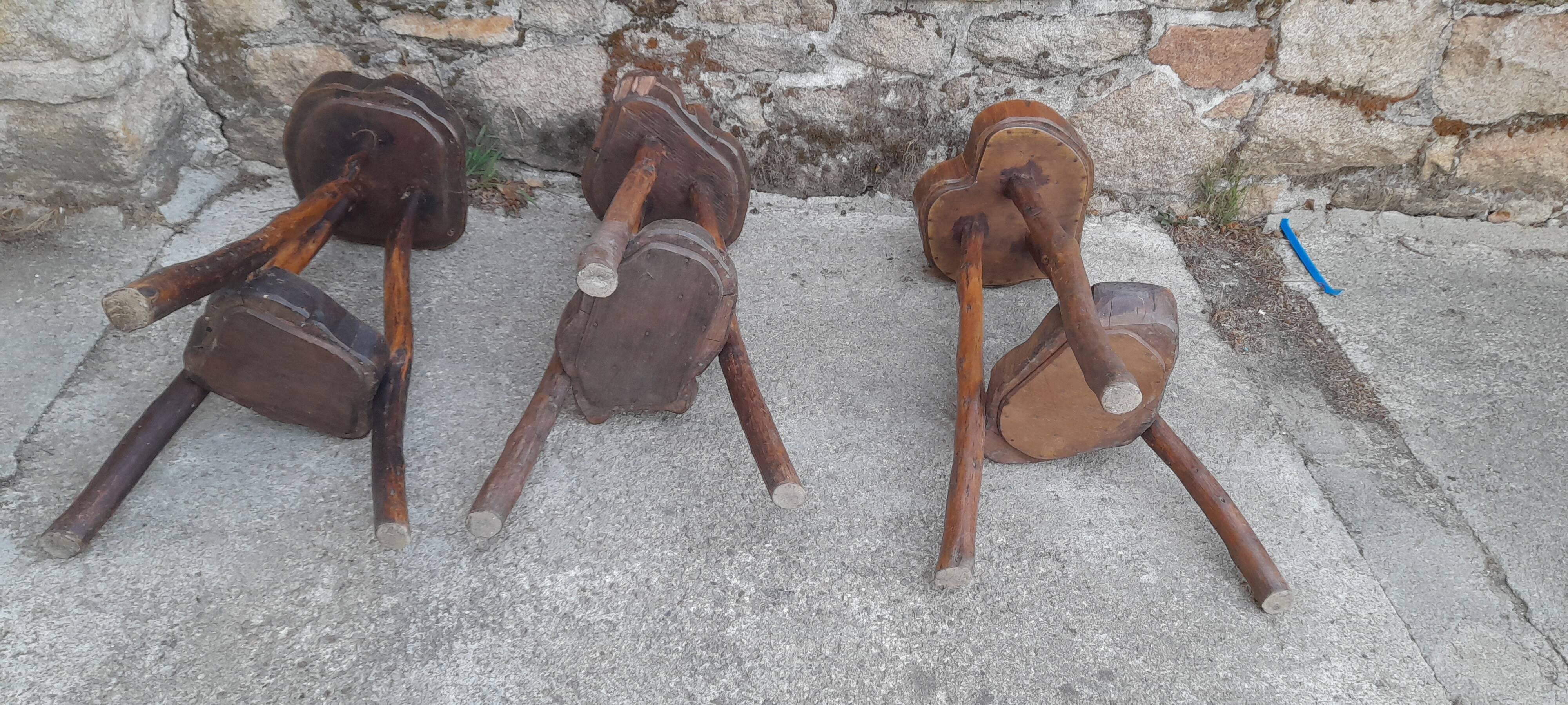 3 tabourets brutaliste en bois H 80 cm