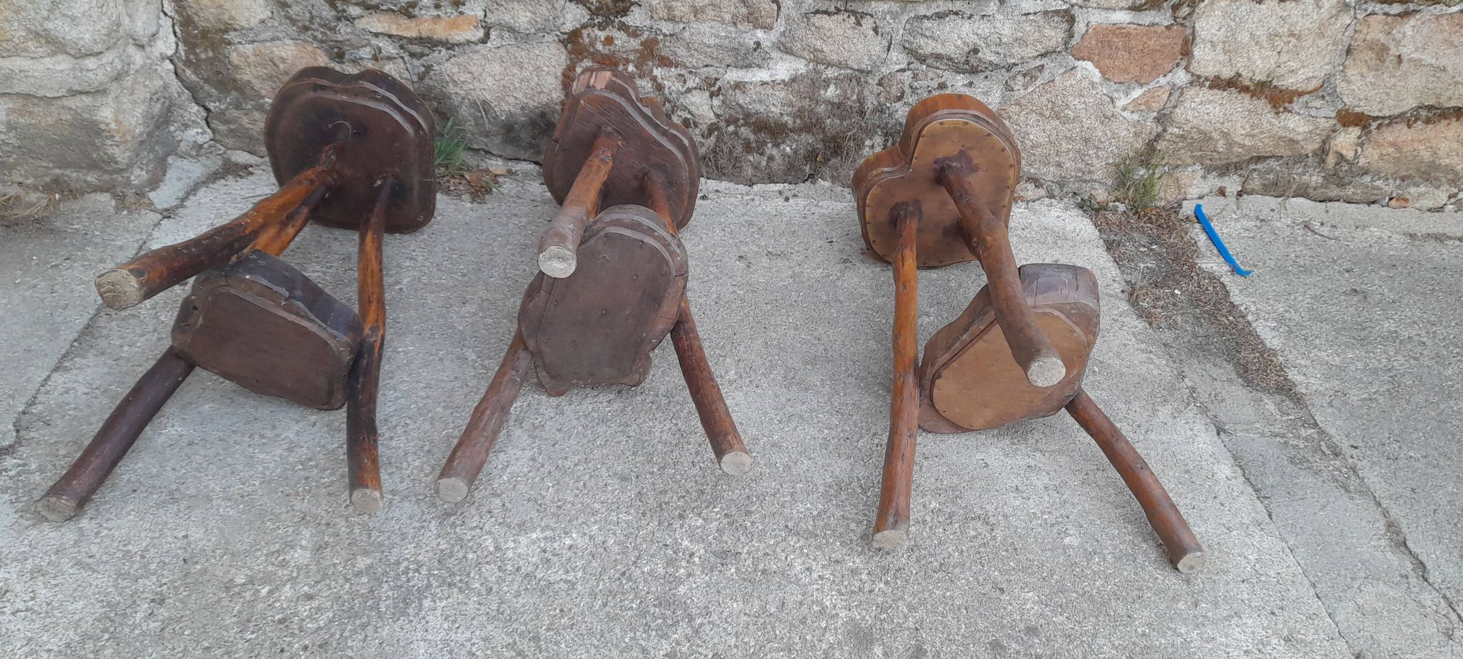 3 tabourets brutaliste en bois H 80 cm
