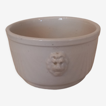 Pot avec têtes de lions
