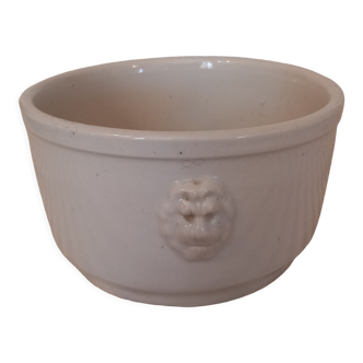 Pot avec têtes de lions