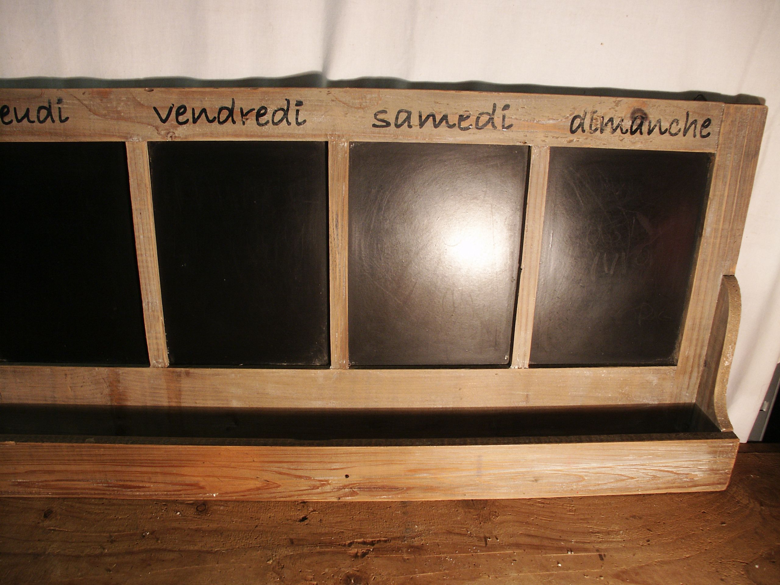 Semainier with shelf or storage