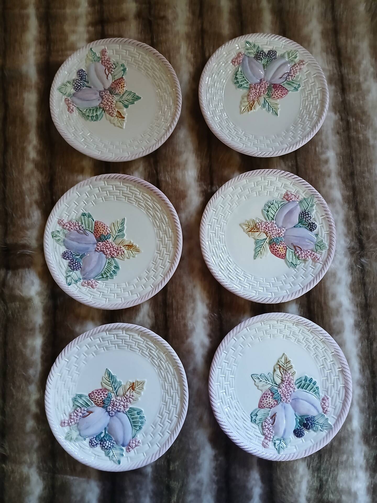 6 antique flat plates in majolica + dish