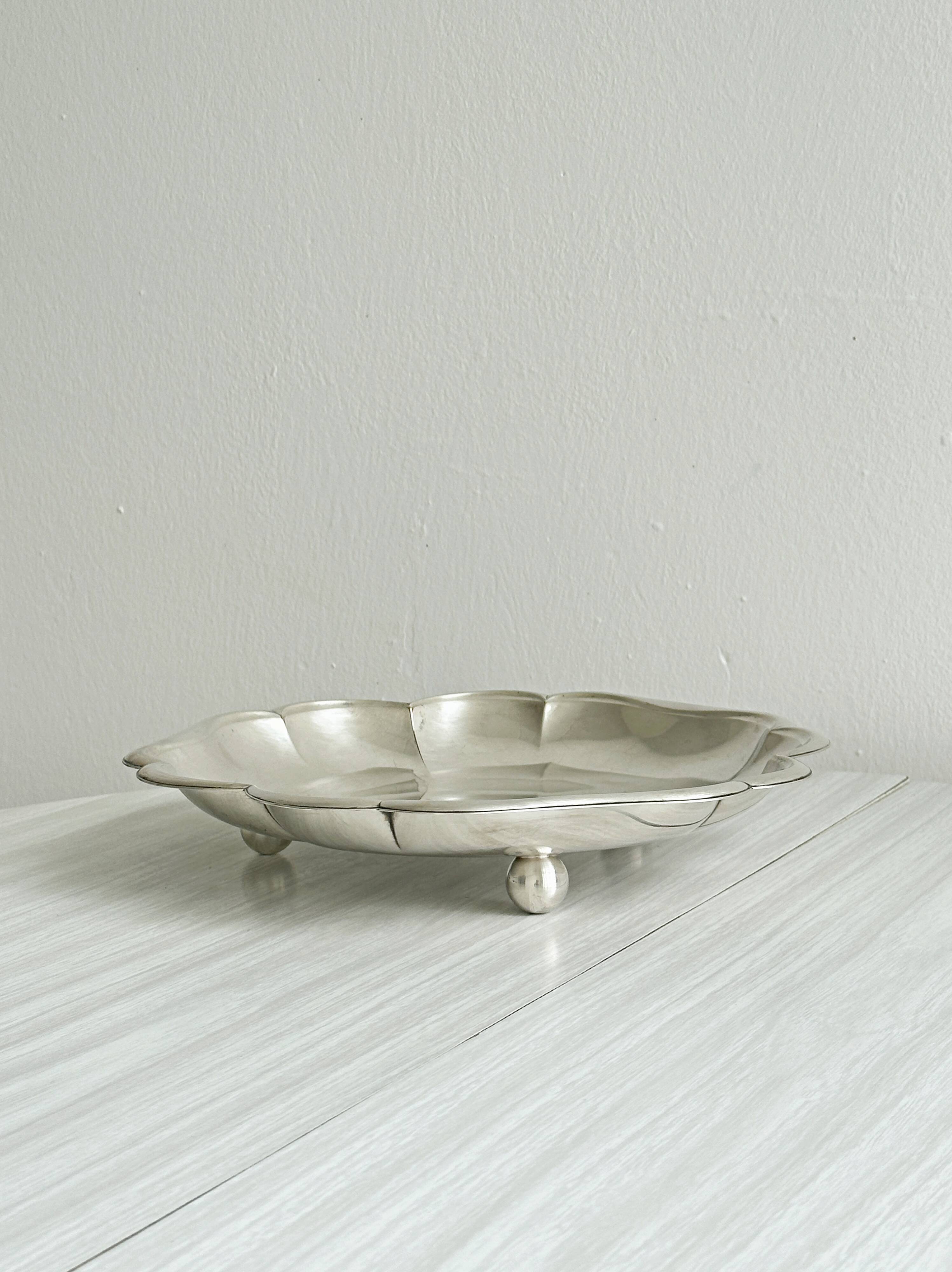 Metal presentation plate