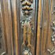 Buffet deux corps de chasse de style Henri II en chêne sculpté vitré