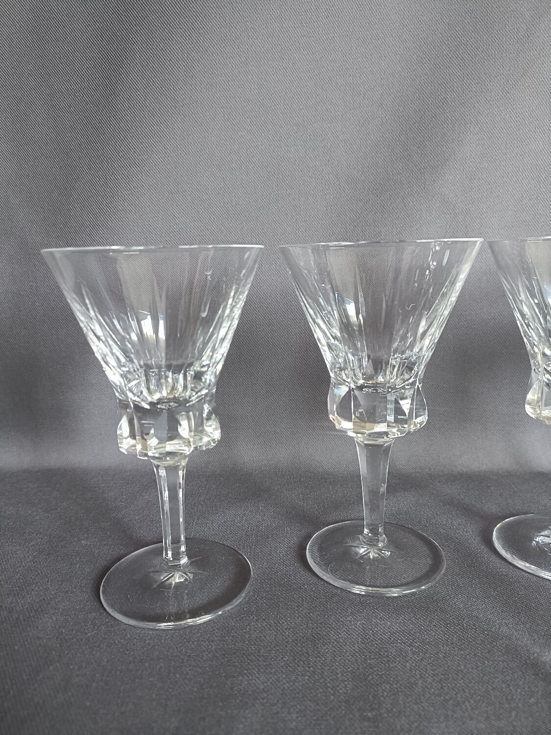 Série de 8 verres à vin blanc en cristal de Bayel