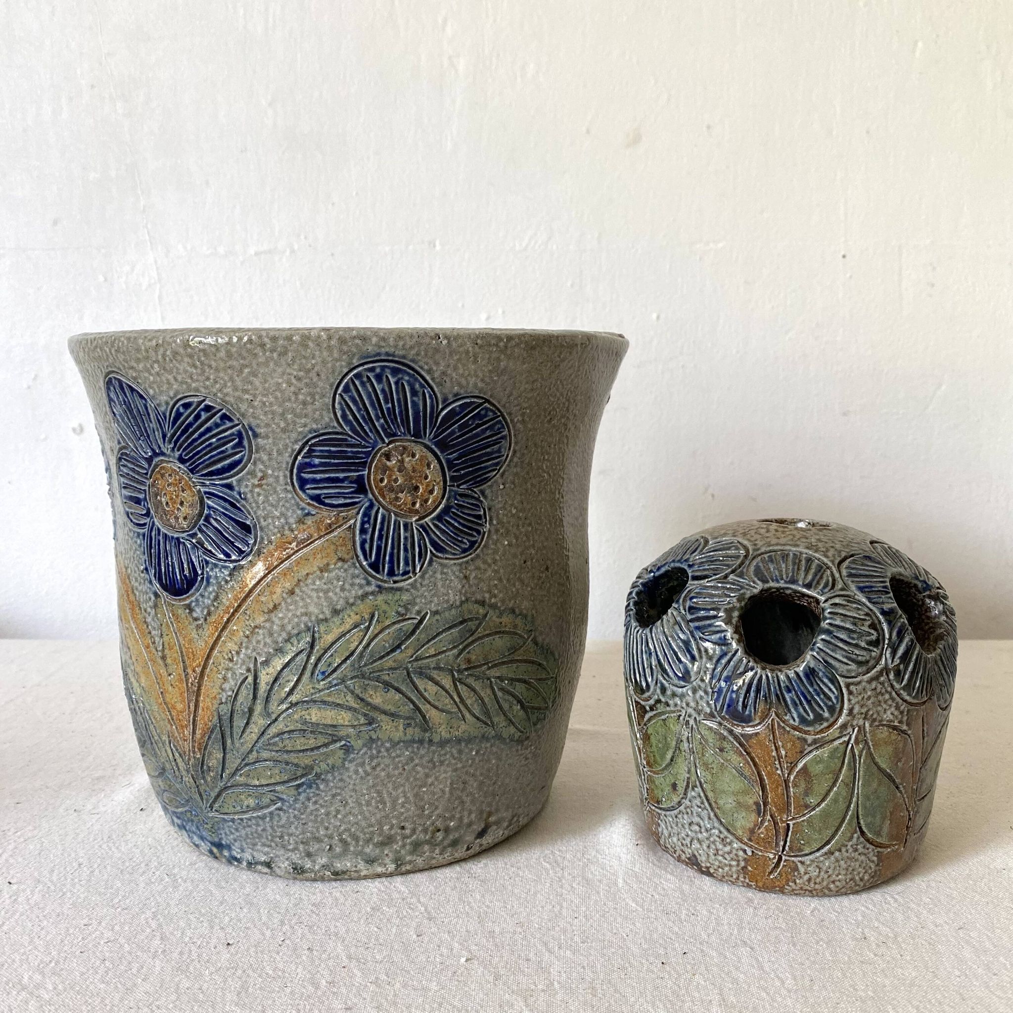Cache pot et pique fleurs , poterie au sel , années 70