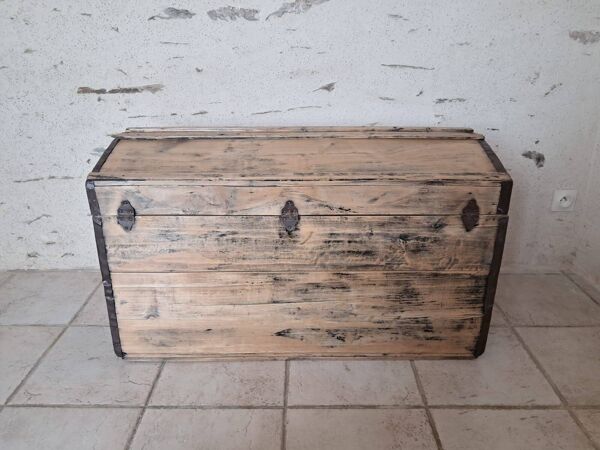 Malle bombée ancienne de voyage en bois