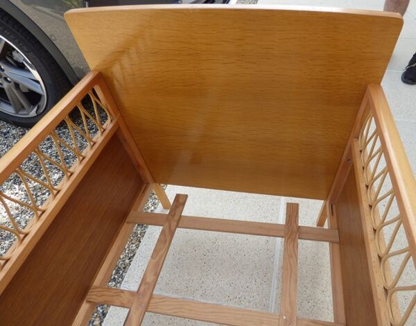 Lit de bébé art déco avec ses pieds compas en bois