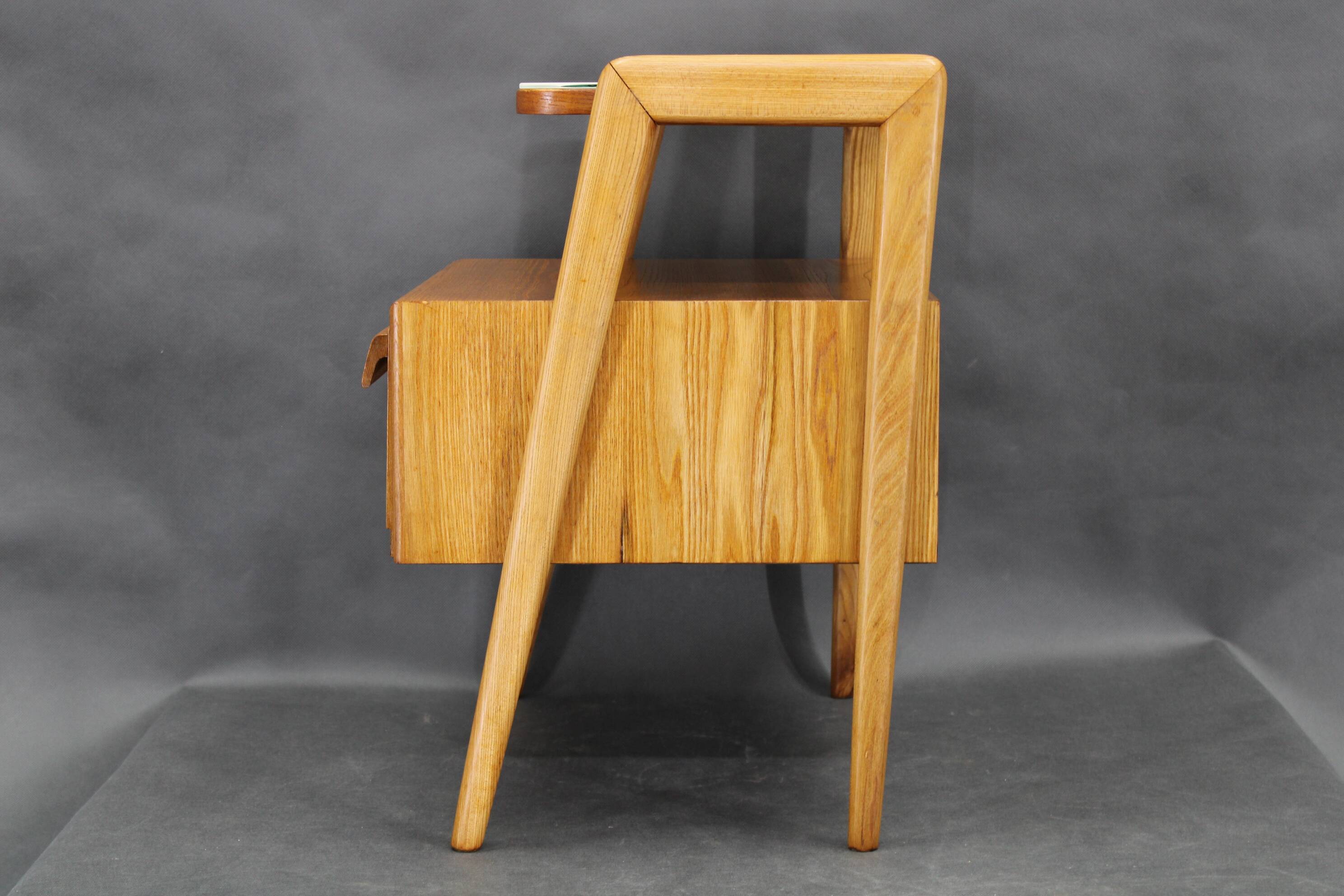 Table de chevet en érable, style milieu du siècle, années 1960, avec étagère en verre opale, restaurée, Tchécoslovaquie