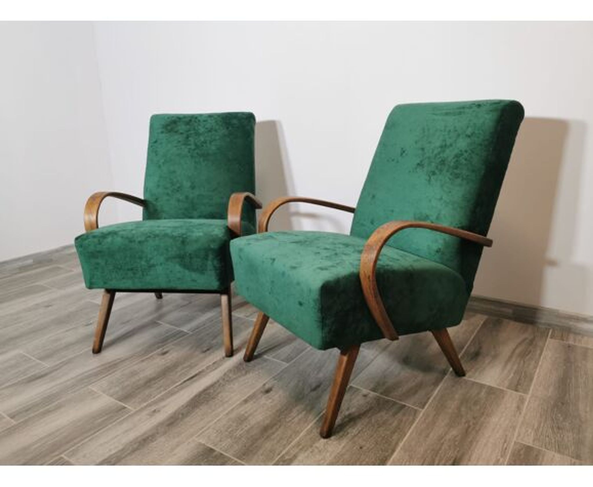 Paire de fauteuils par Jindrich Halabala restaurés