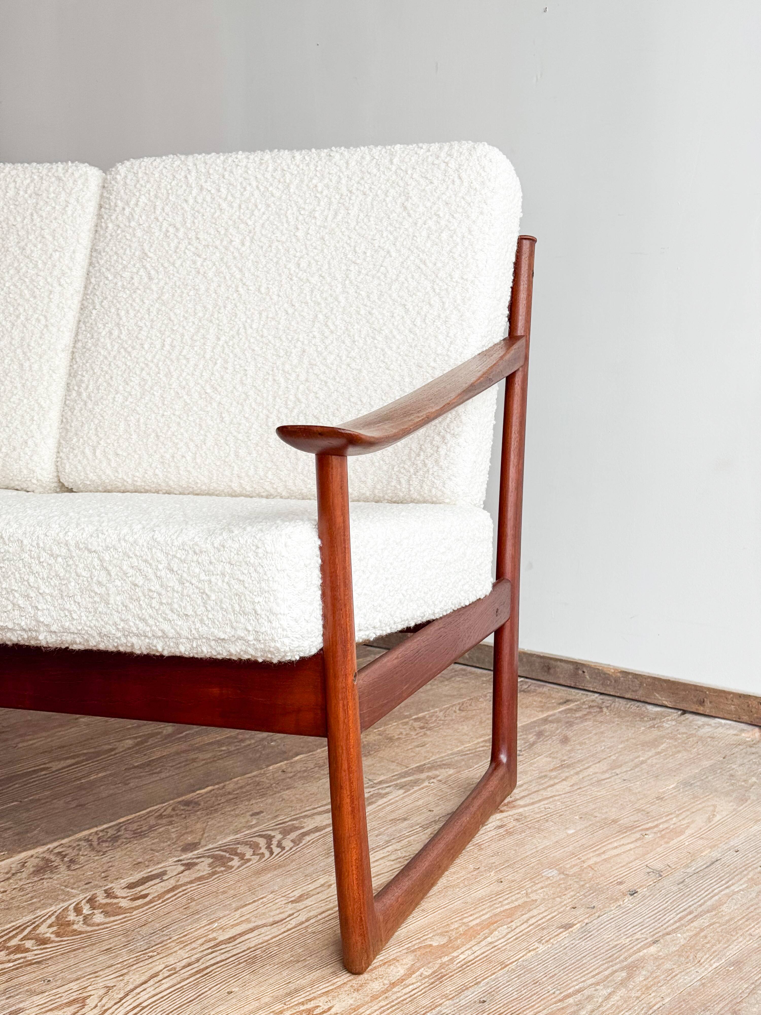 Canapé FD130/3 by Hvidt Mølgaard, Mid Century sofa in teak, Denmark