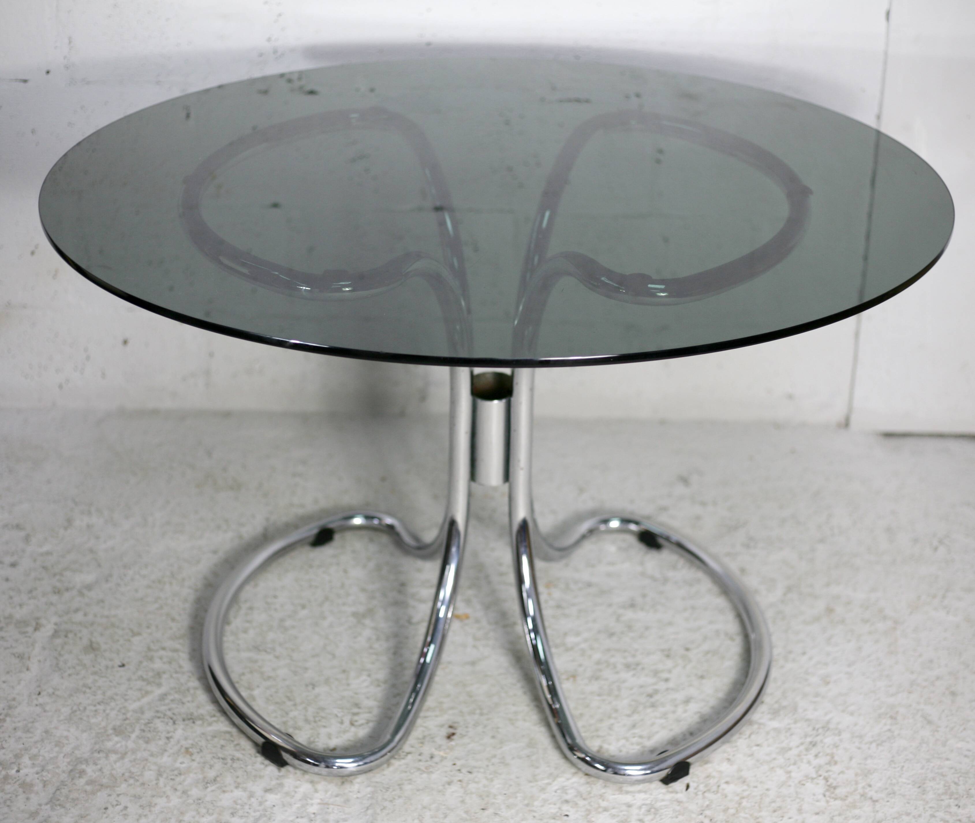 Table style Gastone Rinaldi, Italie, circa 1970. Acier chromé et dalle verre fumé.