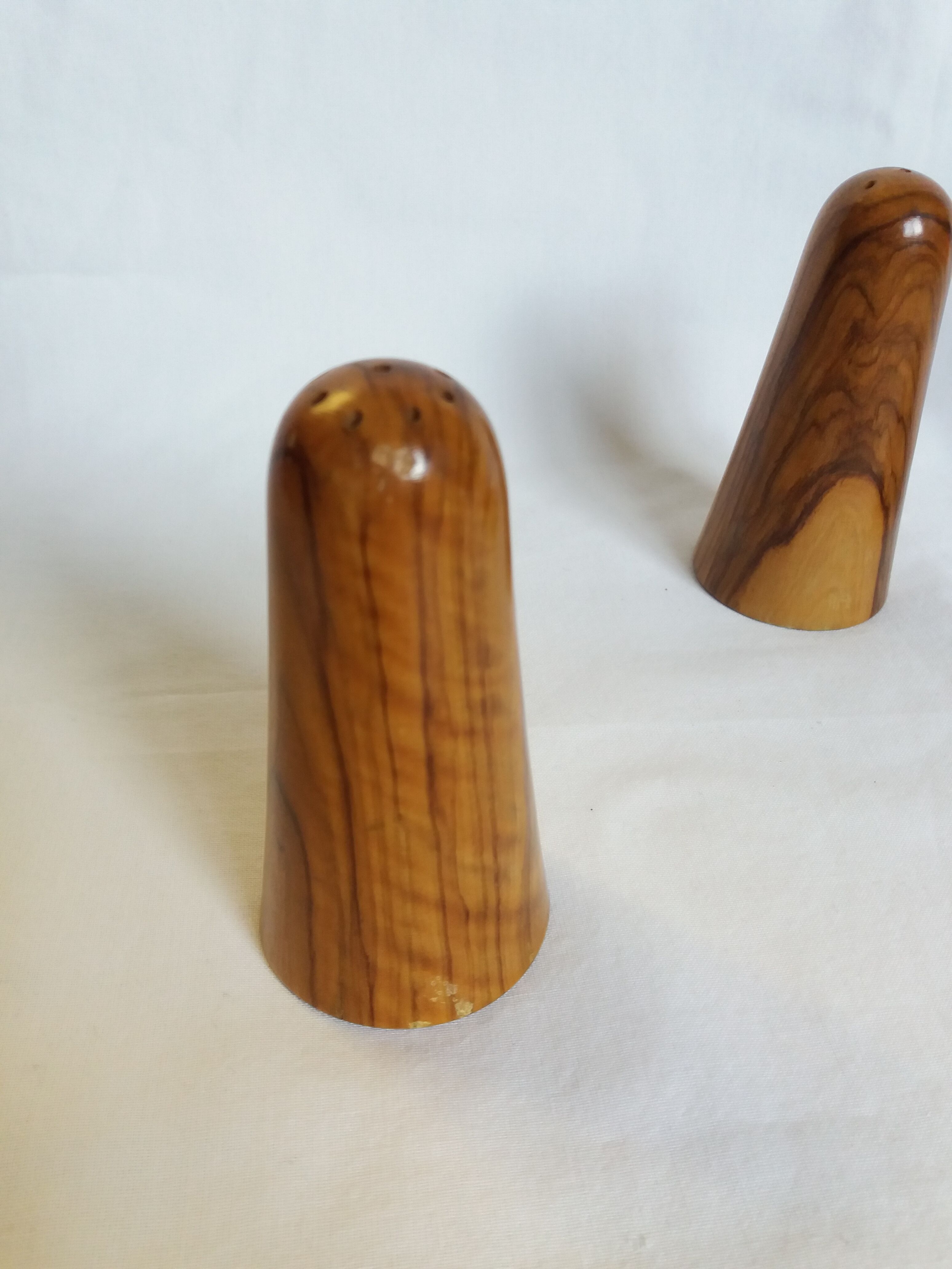 Pepper shaker in olive wood Art Deco style