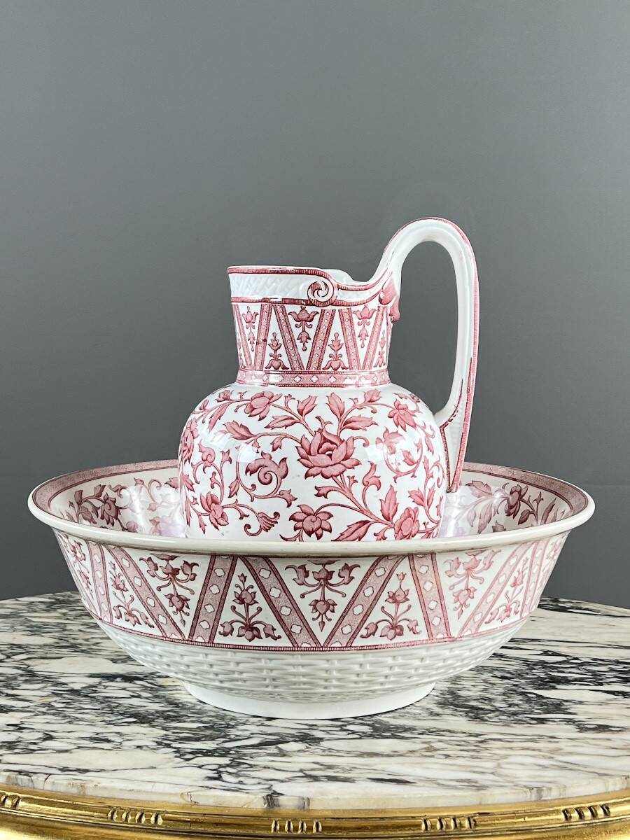 Toilet set in Sarreguemines earthenware, Oriental model, 19th century.