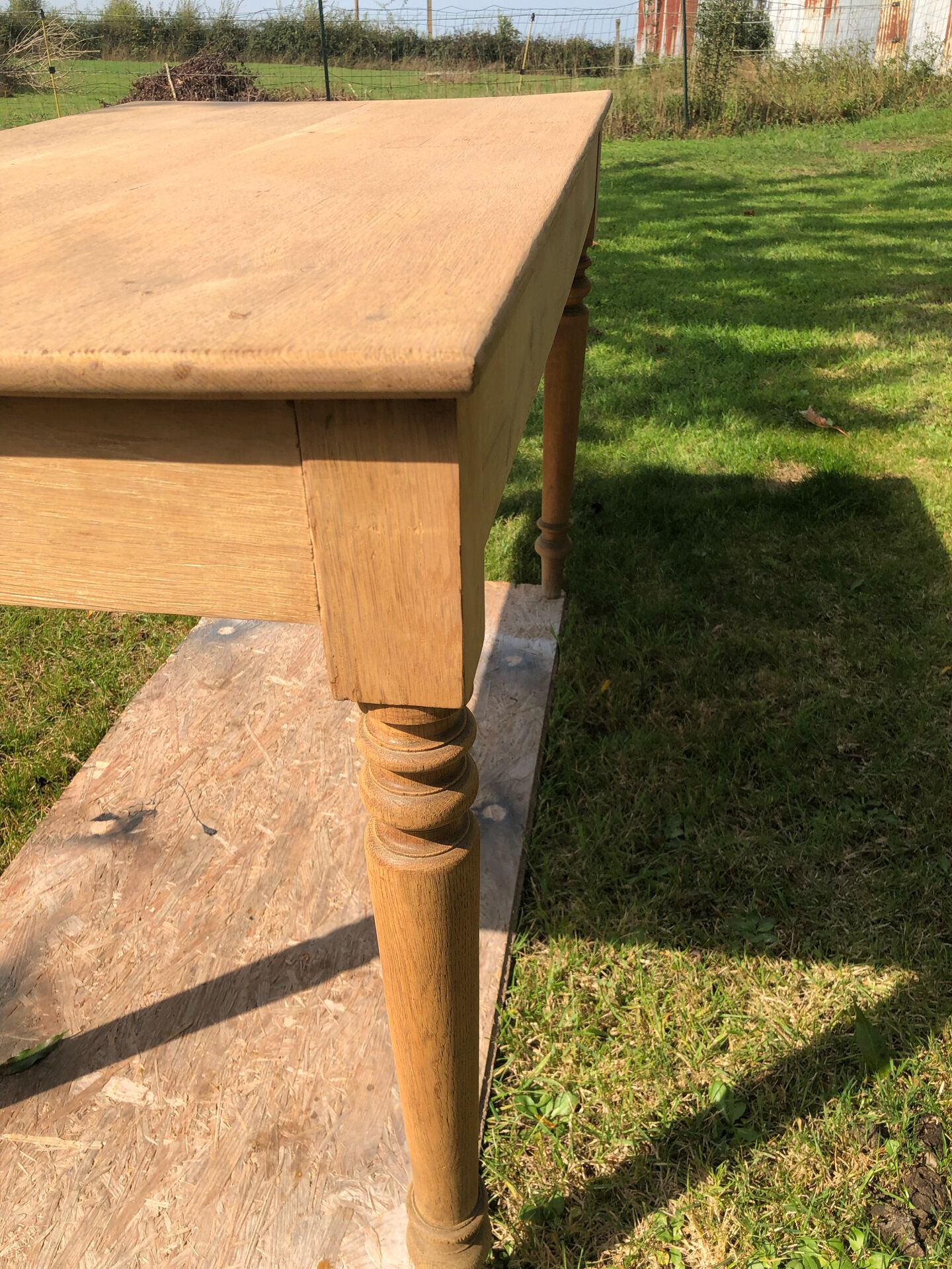 Desk table