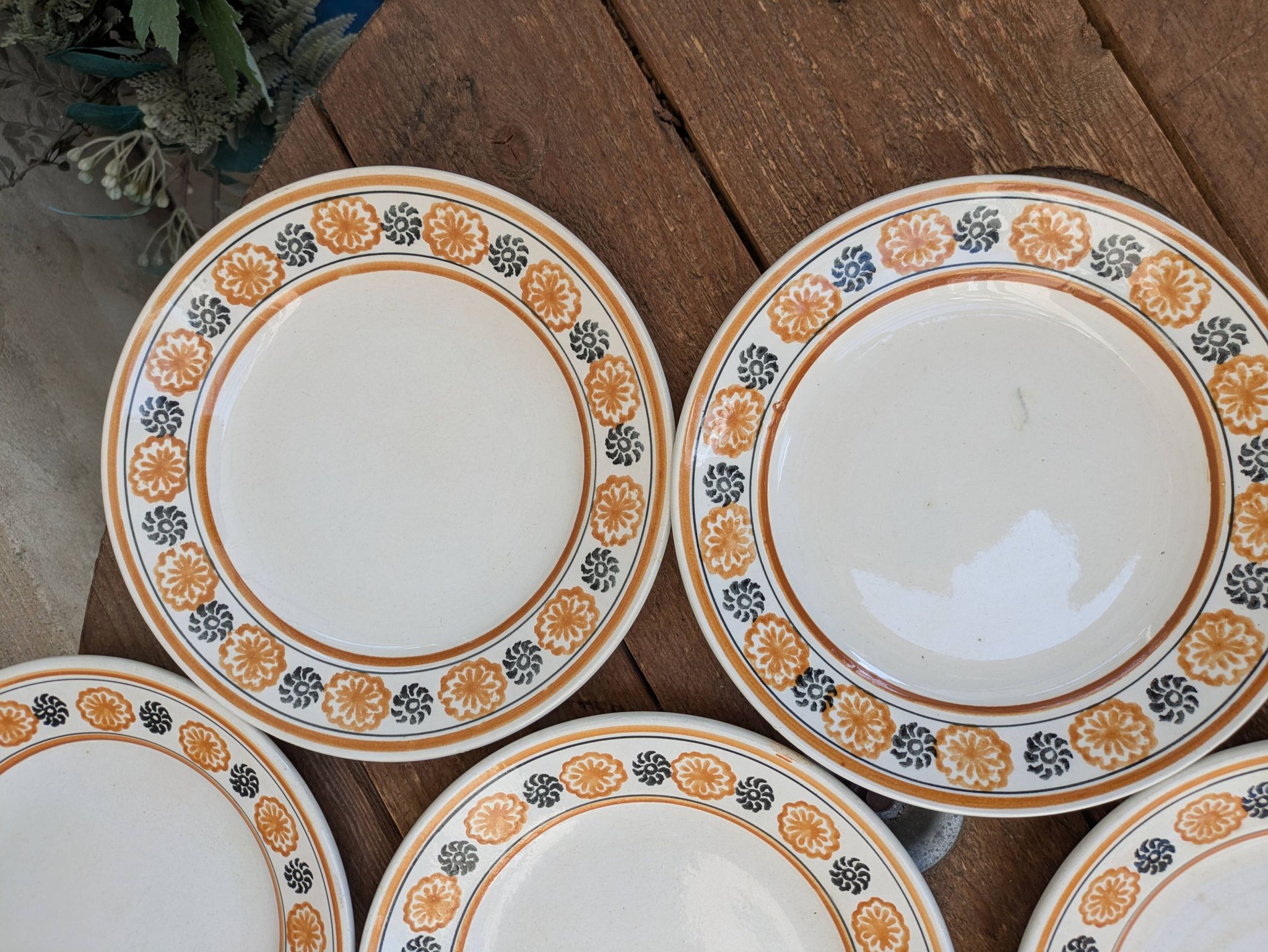 10 dessert plates Saint Amand Amandinoise frilled with orange and black flowers.