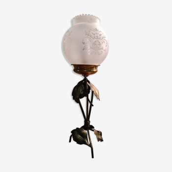 Lampe fer forgé art deco  patiné or avec  son verre opaque decorer de motif   40x14