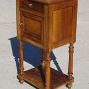 Meuble de chevet en noyer et marbre de style Louis XVI