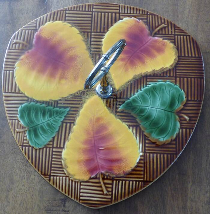 Sarreguemine brand cheese board no. 6158 in the shape of an apple