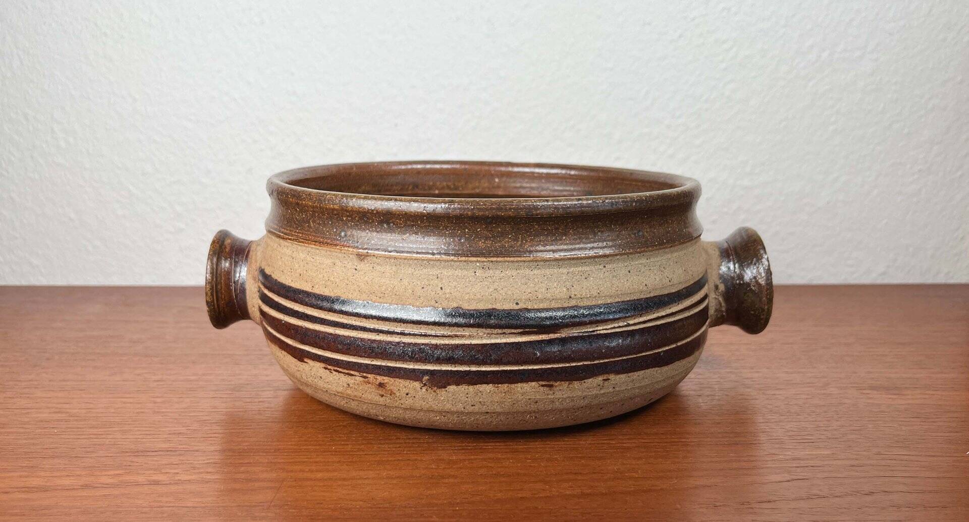 Large studio pottery bowl in modern Danish mid-century style by Tue Poulsen for Tue Keramik, 1960s.