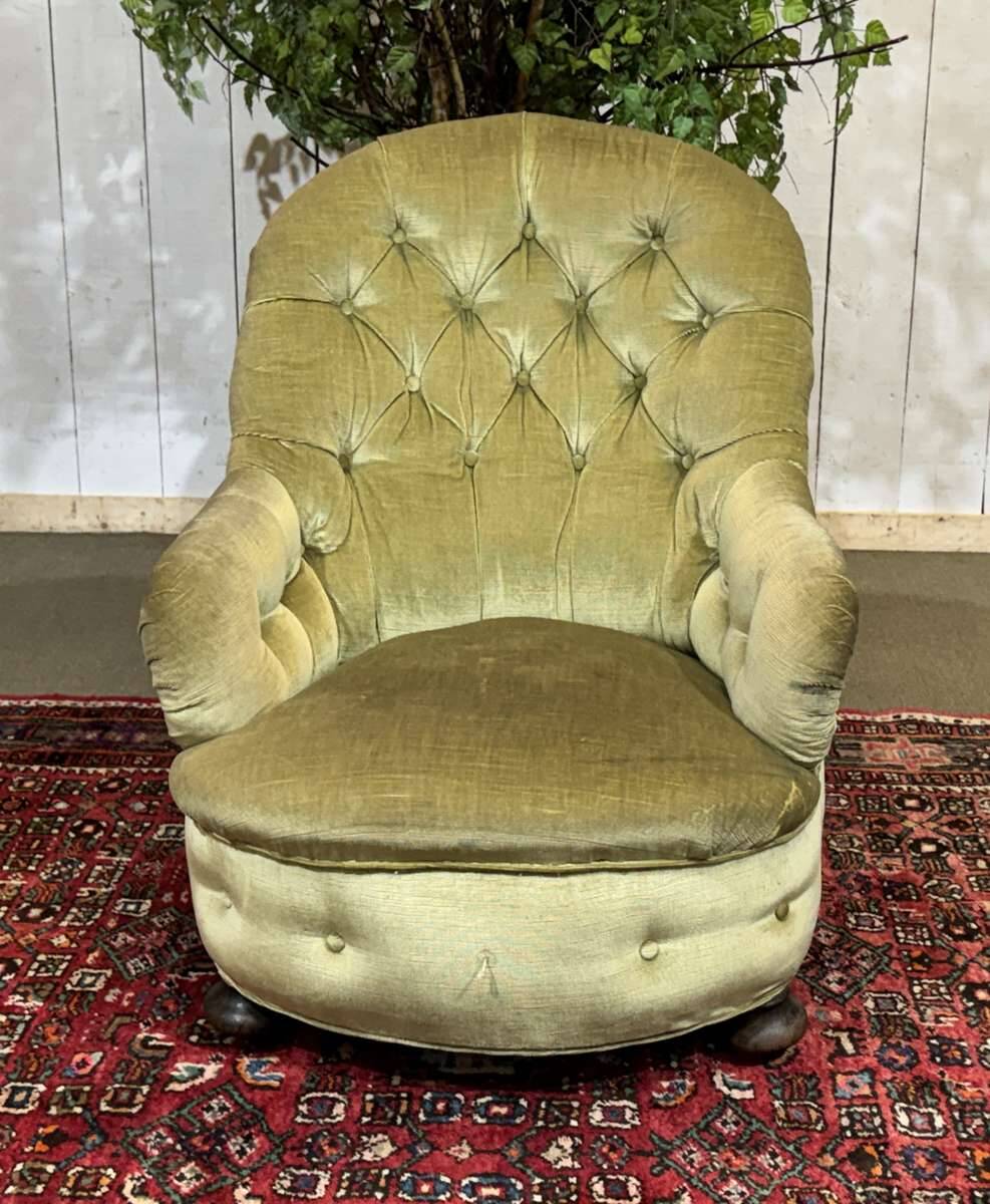 English armchair from the late 19th century.
