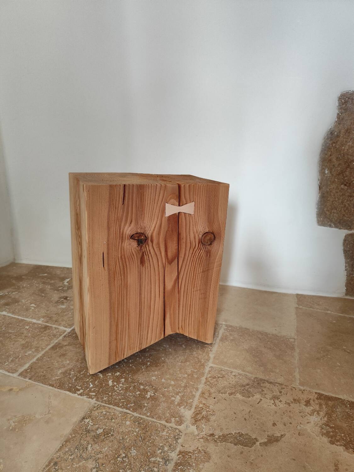 Tabouret brutaliste en mélèze