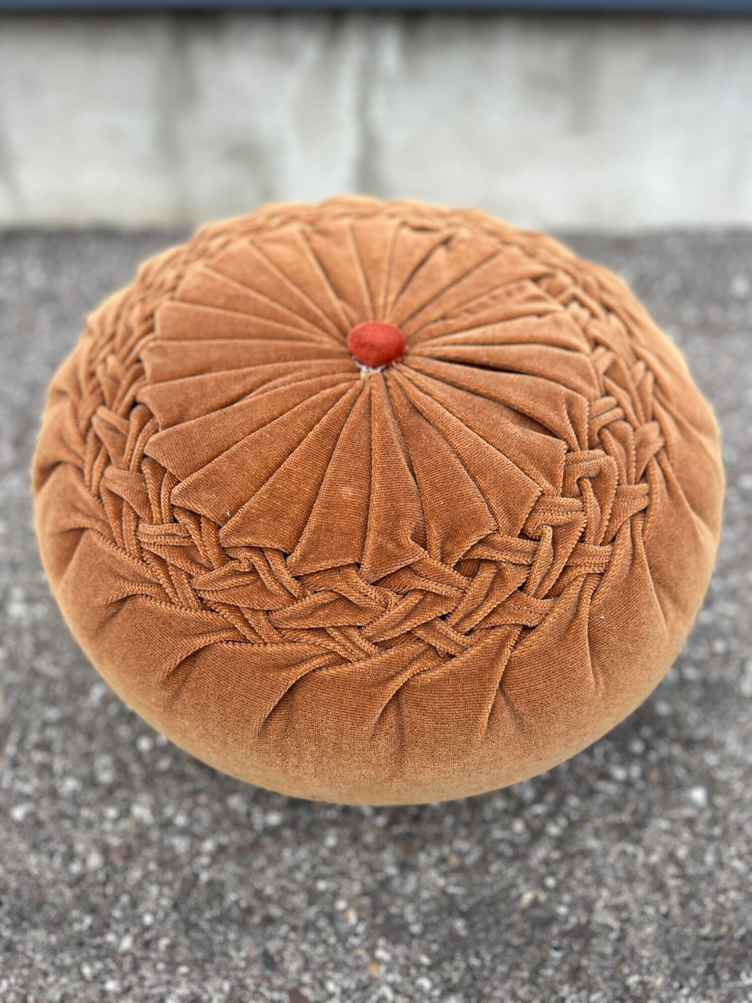 Coussin pouf en velours 1960