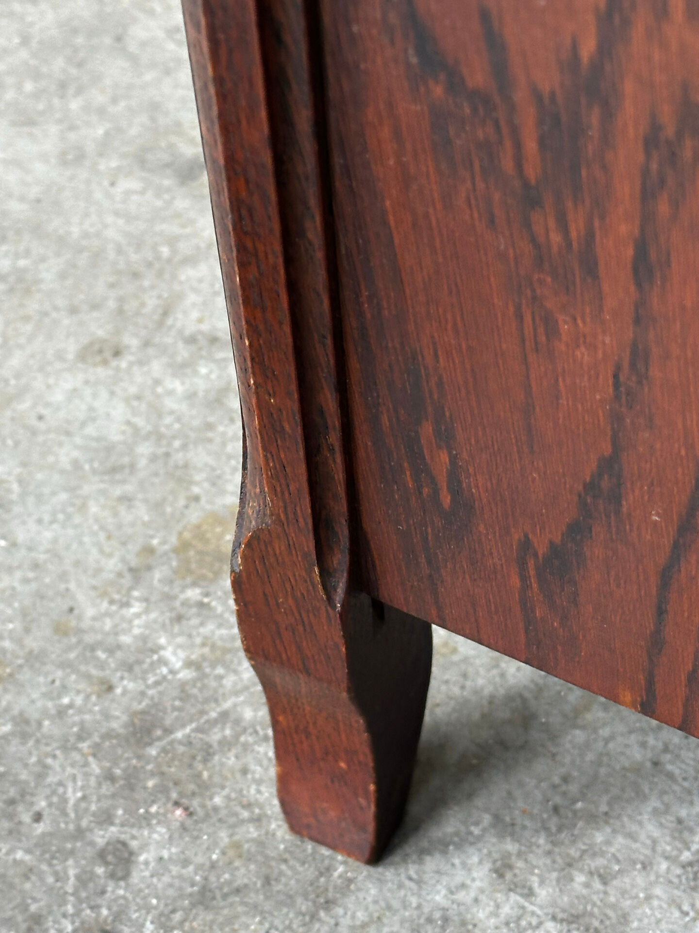Petite commode en chêne à abattant – Mid-Century