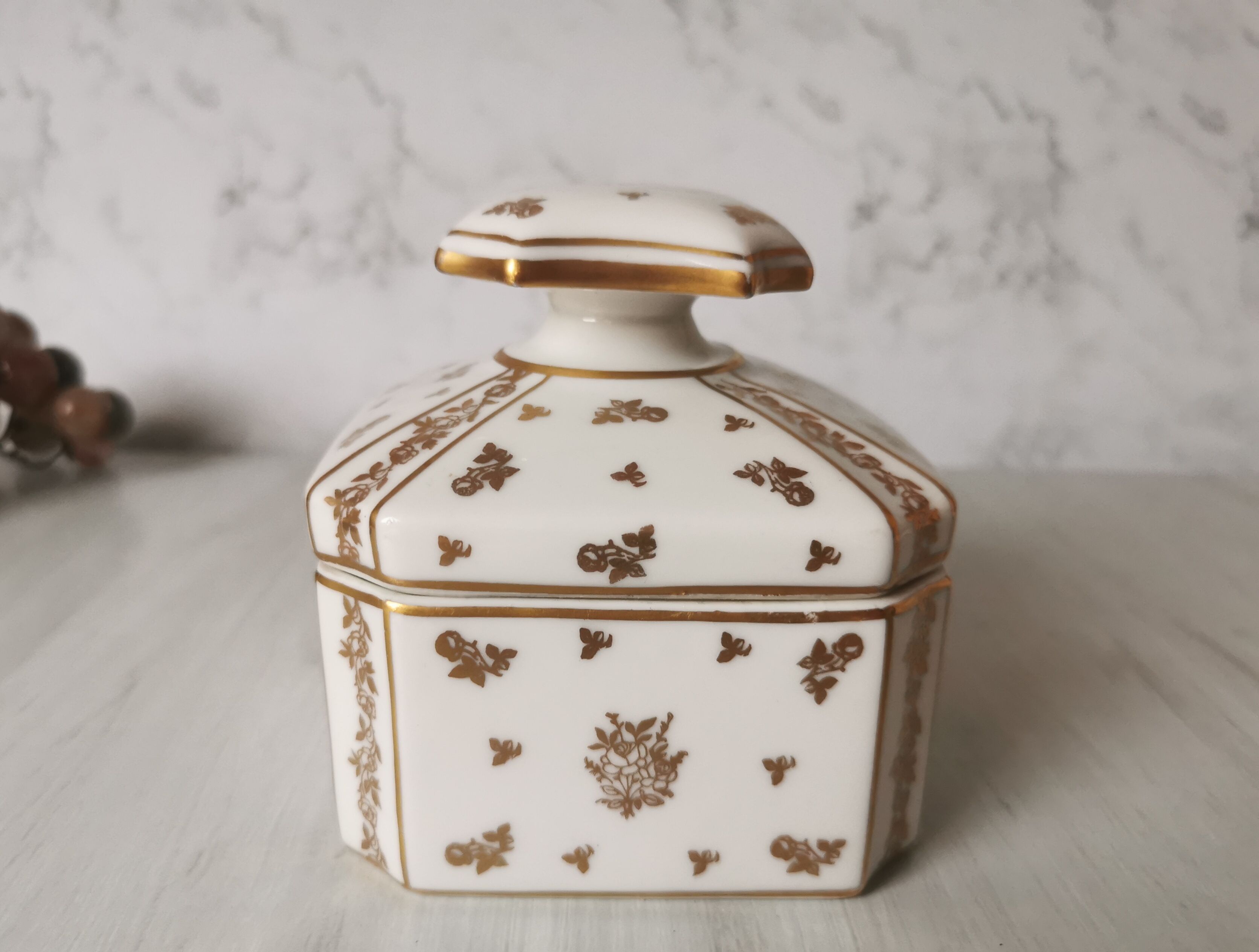 Porcelain bonbonnièree de Limoges