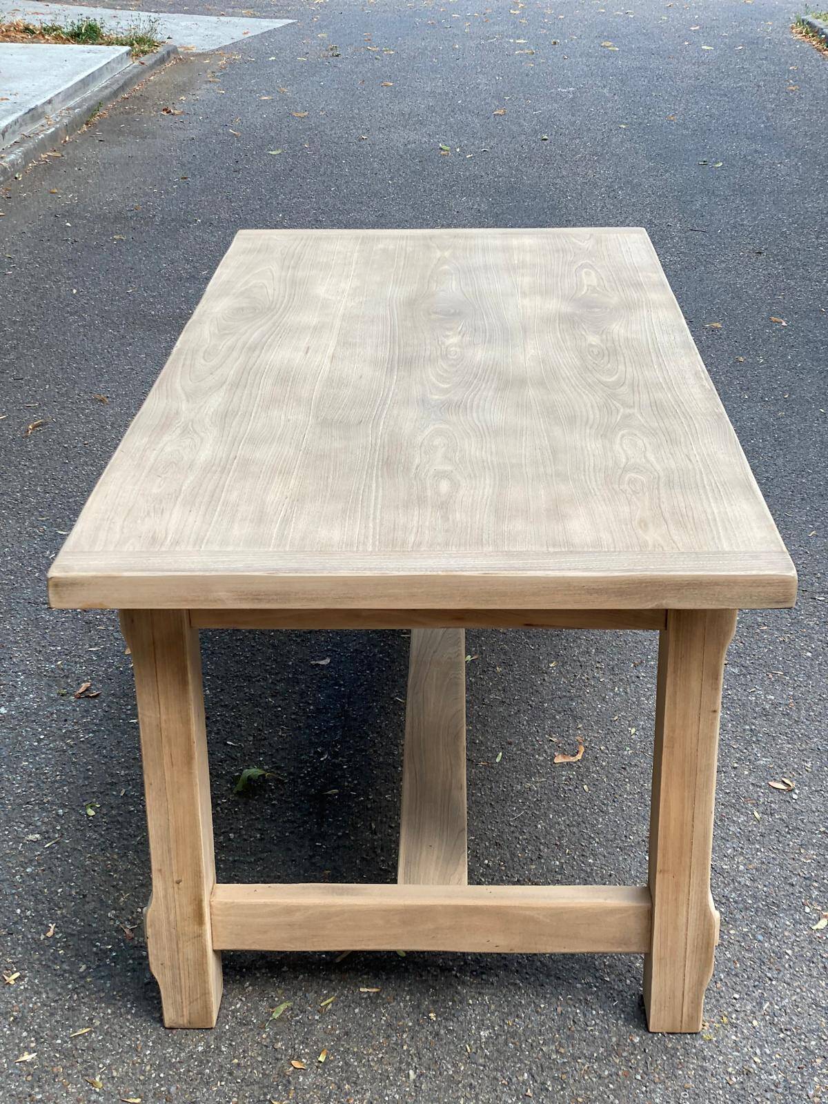 Extensible farmhouse dining table stripped in raw solid oak from the 1970s.